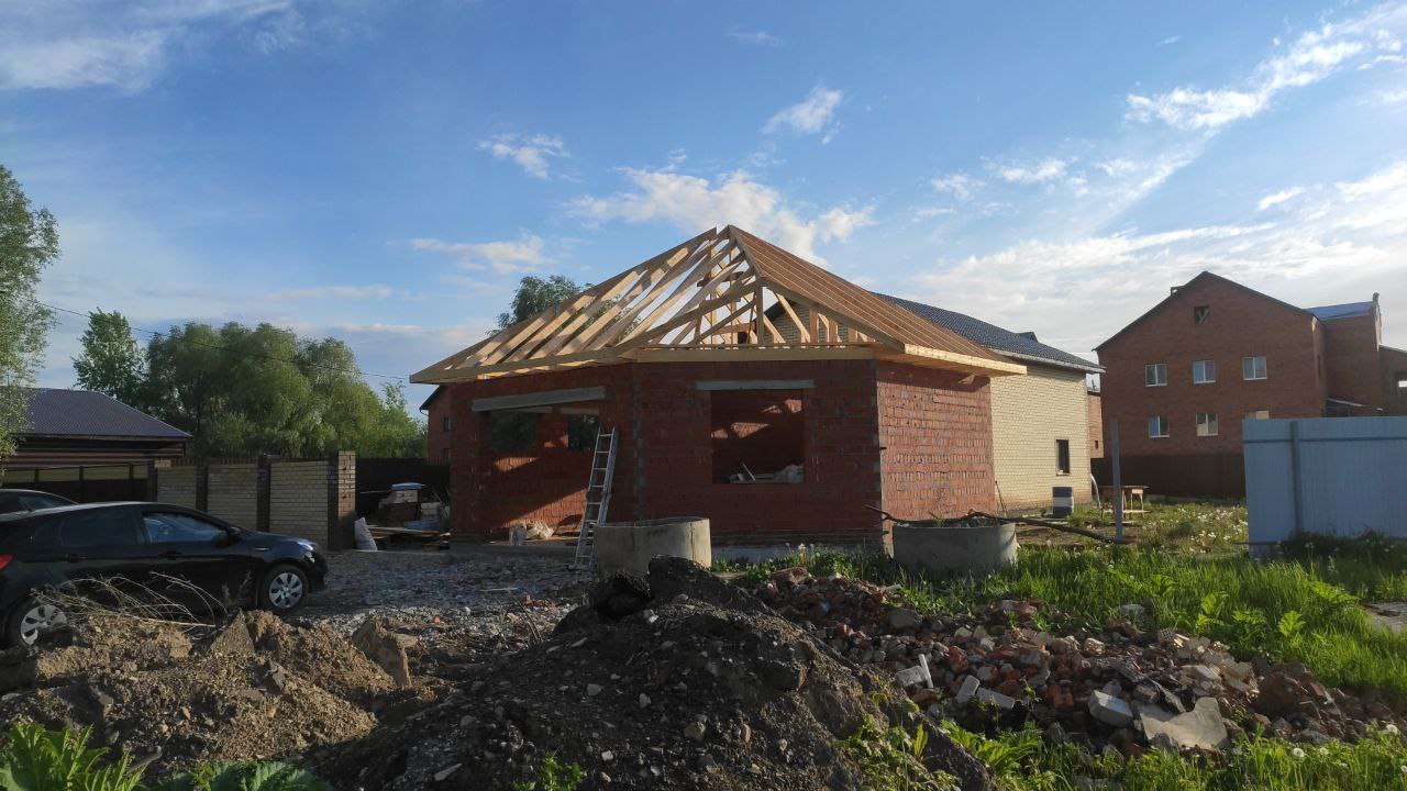 Каркас крыши на кирпичном доме, лето