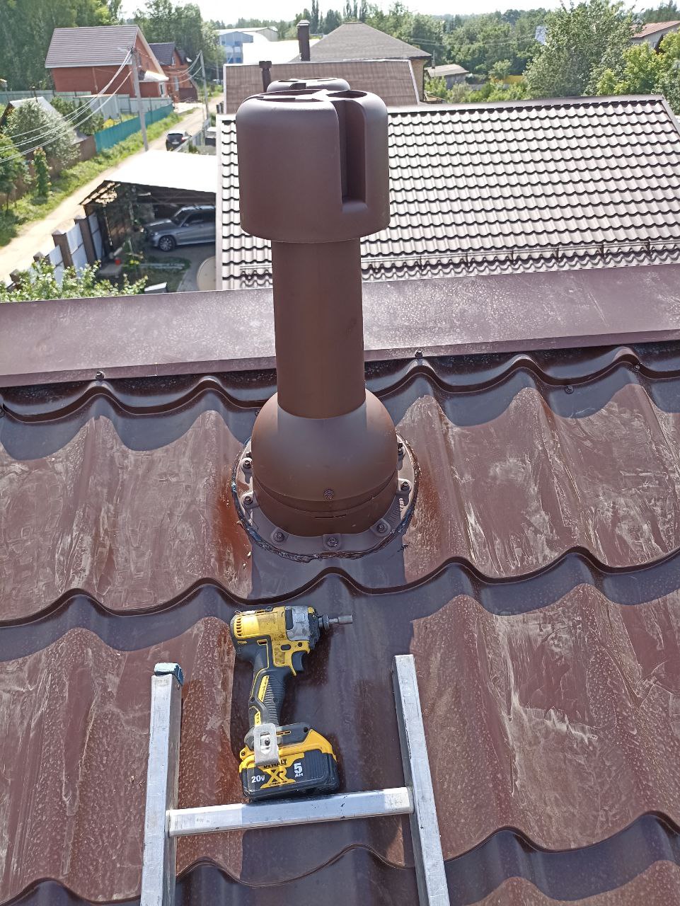 Вентиляционный выход на металлочерепице